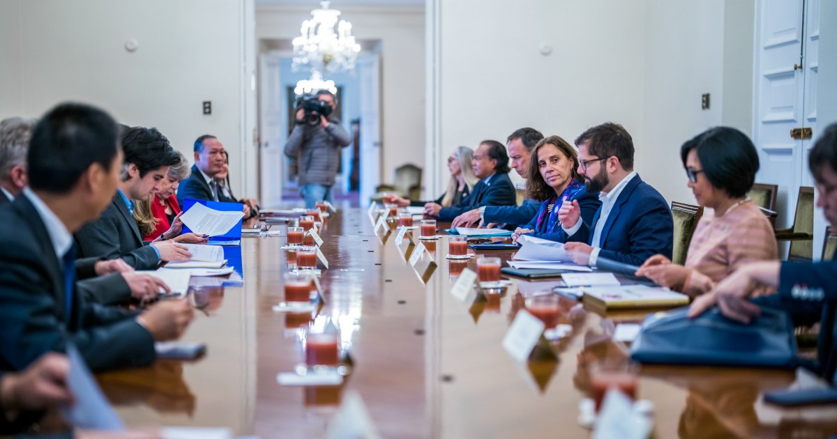 Foreign Minister Antonia Urrejola accompanies President Gabriel Boric in a meeting with ambassadors from APEC economies and highlights Chile’s relations with Pacific countries