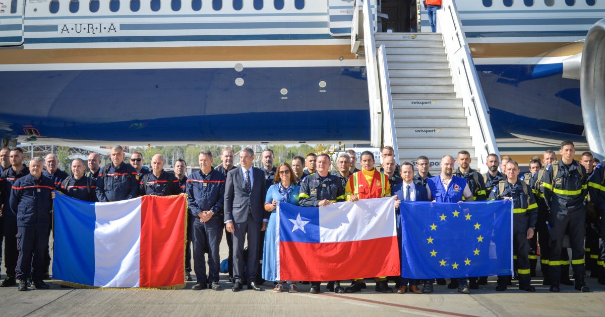 La ministre des Affaires étrangères, Antonia Urrejola, accueille 83 membres de la brigade de France et exprime sa gratitude pour la solidarité internationale