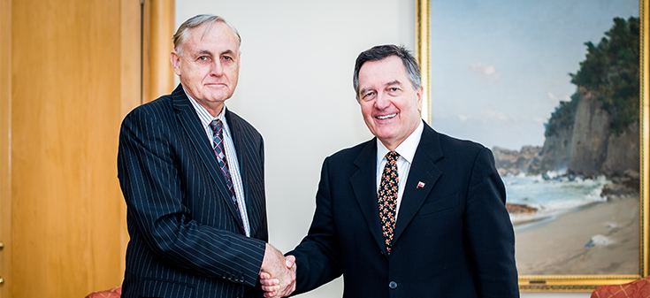 Canciller Ampuero se reúne con Director Ejecutivo de la APEC