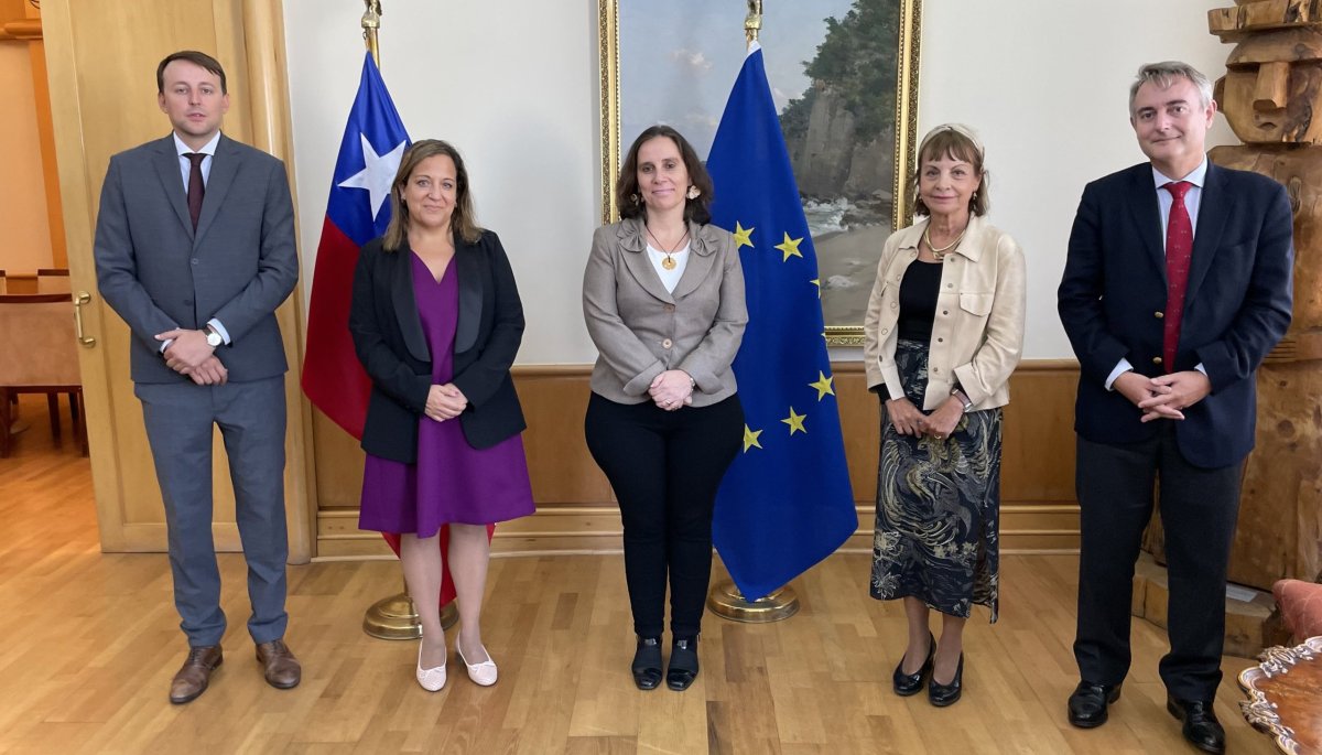 Canciller Antonia Urrejola se reúne con integrantes del Parlamento ...