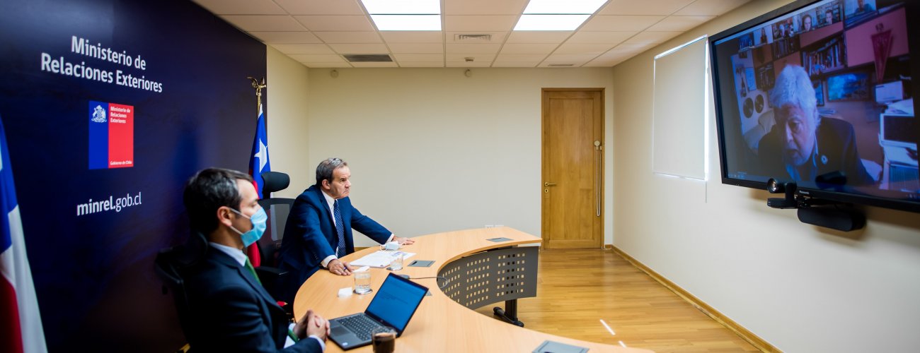 Cancillería y Cámara de Comercio Asia Pacífico se reunieron para intercambiar ideas en torno a la imagen de Chile