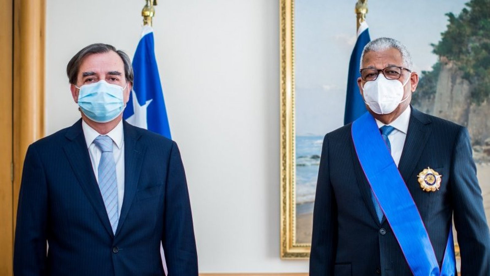 Subsecretario (s) condecora a Embajador de República Dominicana