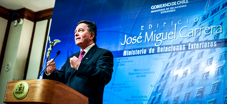 Ministro Ampuero saluda a las funcionarias y funcionarios de Cancillería