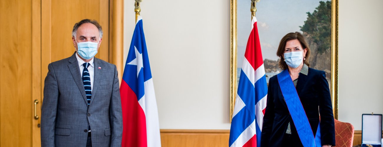 Canciller condecora a la Embajadora de Noruega en Chile por término de su misión