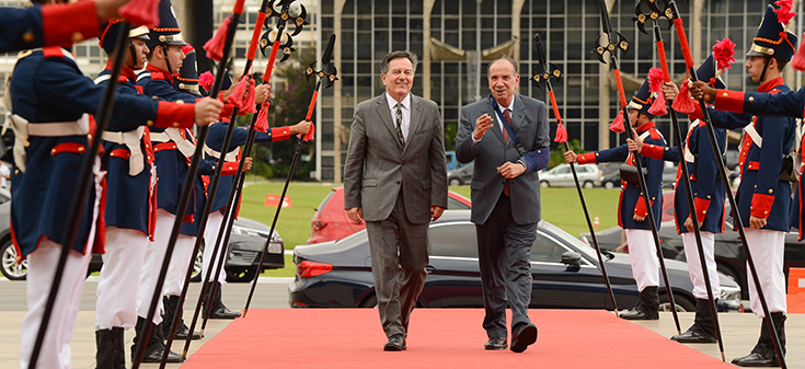 Ministro Ampuero se reúne con Canciller de Brasil y revisan mecanismos de integración