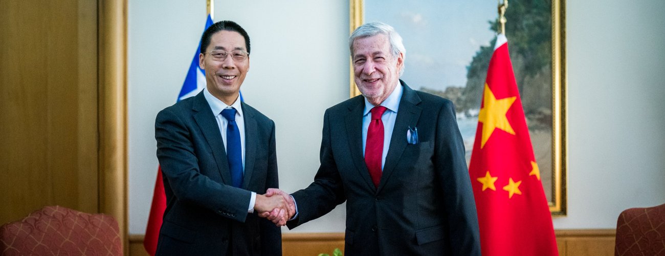 Ministro van Klaveren se reúne con Embajador de China en Chile