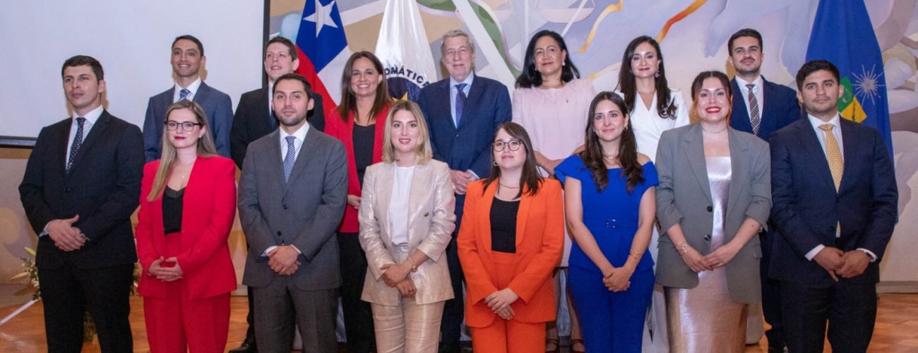 Canciller Alberto van Klaveren encabeza graduación de alumnos de la Academia Diplomática