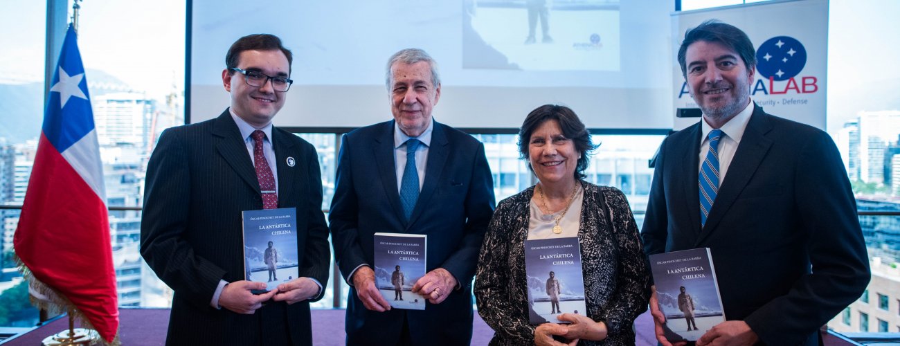 Canciller asiste a presentación de reedición del libro La Antártica Chilena