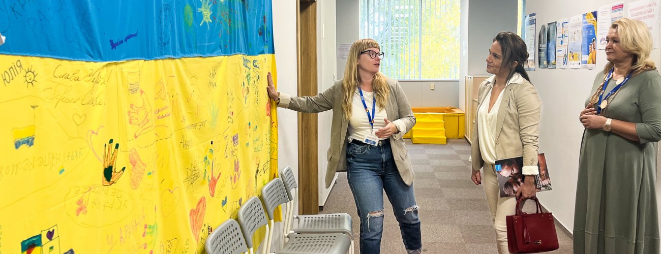 Subsecretaria visita centro de apoyo educativo a refugiados ucranianos en Polonia y destaca tercera ronda de ayuda humanitaria de Chile a Ucrania