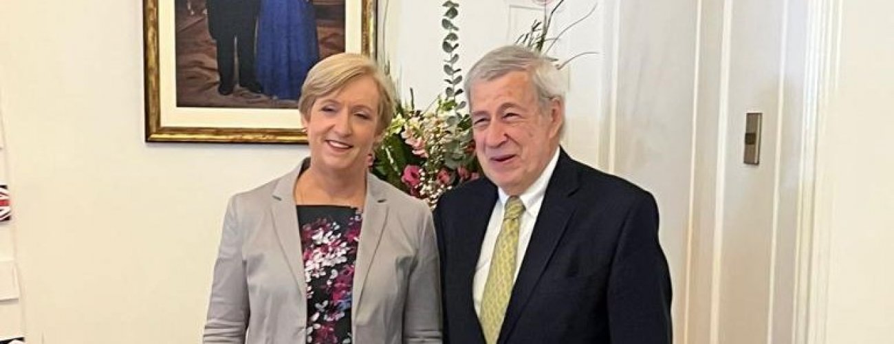 Ministro Alberto van Klaveren asiste a la residencia del Reino Unido en Chile en el marco de la coronación del Rey Carlos III