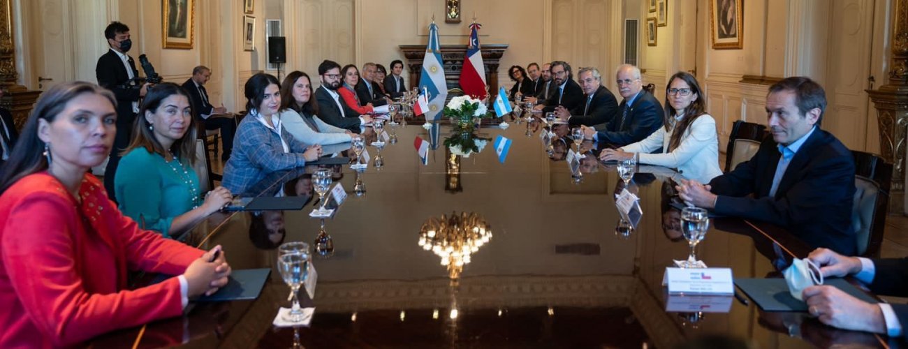 Canciller Antonia Urrejola participa en reunión ampliada de las comitivas oficiales de Chile y Argentina en la gira del Presidente Boric