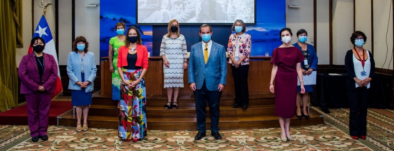 Canciller Allamand rinde homenaje a mujeres pioneras del Ministerio de Relaciones Exteriores en el Día Internacional de la Mujer