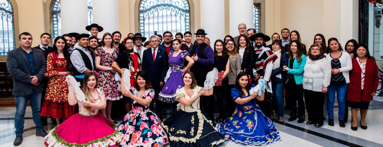 Alumnos de la ACADE conmemoran las Fiestas Patrias