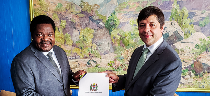 Embajadores concurrentes en Chile, con residencia en Brasil, presentan copia de Cartas Credenciales