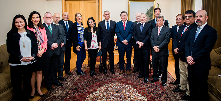 Canciller Ampuero sostiene reunión con formadores de opinión de Perú